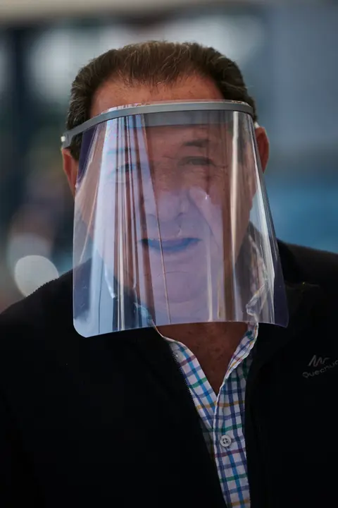 El mercadillo de Landaben vuelve por primera vez durante el Estado de alarma causado por el coronavirus. PABLO LASAOSA