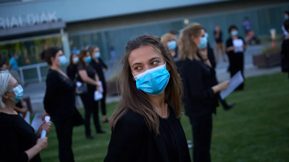 Concierto del Orfeón Pamplones en las Urgencias del Hospital de Navarra para agradecer a los sanitarios su trabajo. MIGUEL OSÉS