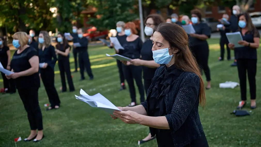 Concierto del Orfeón Pamplones en las Urgencias del Hospital de Navarra para agradecer a los sanitarios su trabajo. MIGUEL OSÉS