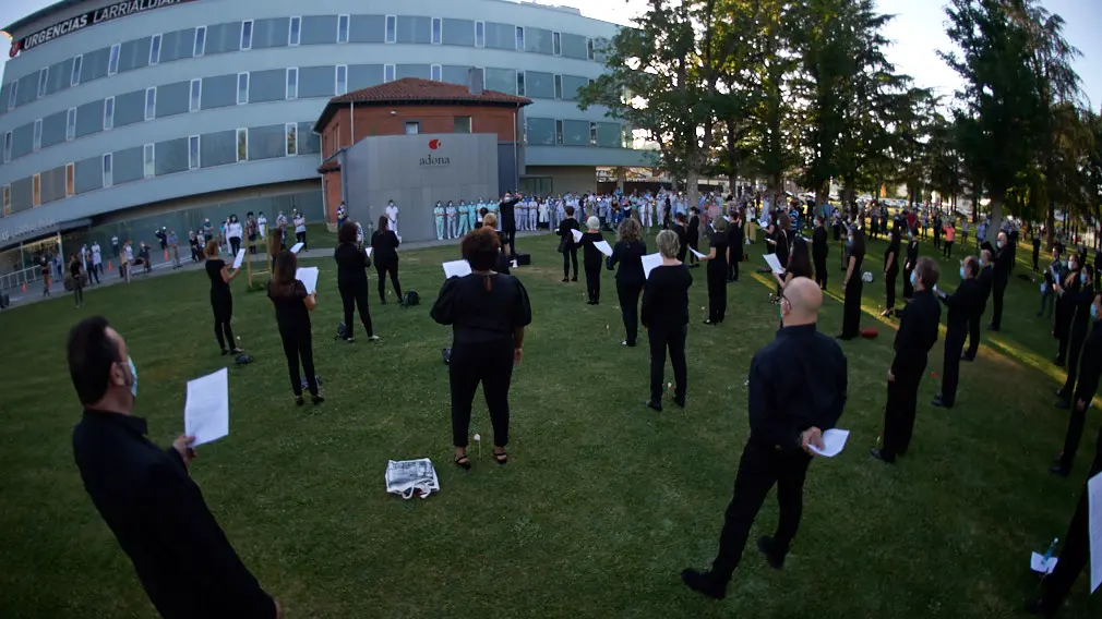Concierto del Orfeón Pamplones en las Urgencias del Hospital de Navarra para agradecer a los sanitarios su trabajo. MIGUEL OSÉS