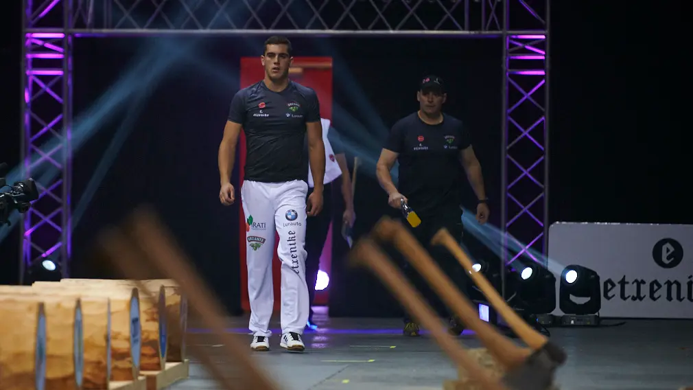 Iker Vicente bate el record en el corte de troncos kanaerdikos. 14 troncos de 54 pulgadas. PABLO LASAOSA