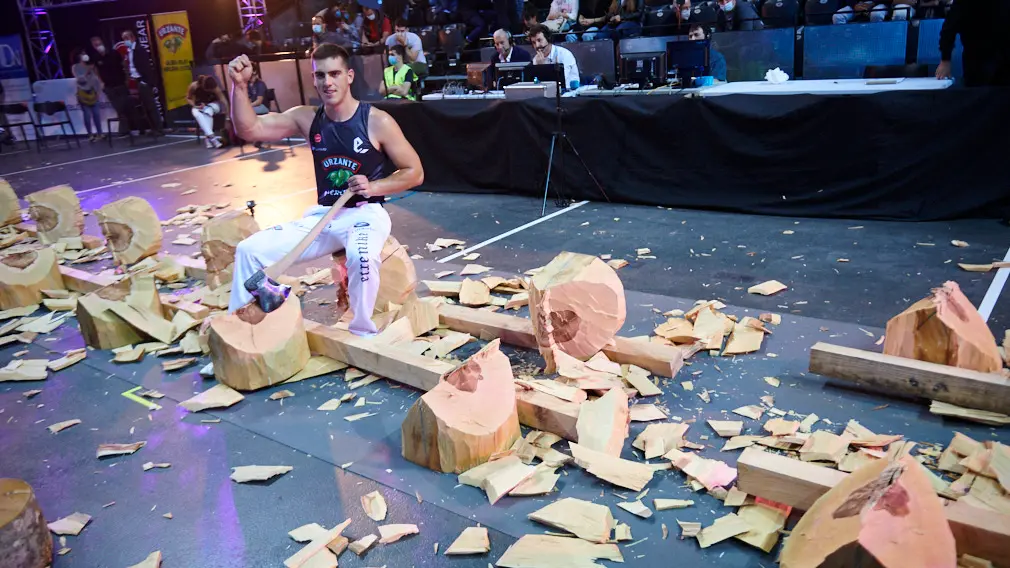 Iker Vicente bate el record en el corte de troncos kanaerdikos. 14 troncos de 54 pulgadas. PABLO LASAOSA