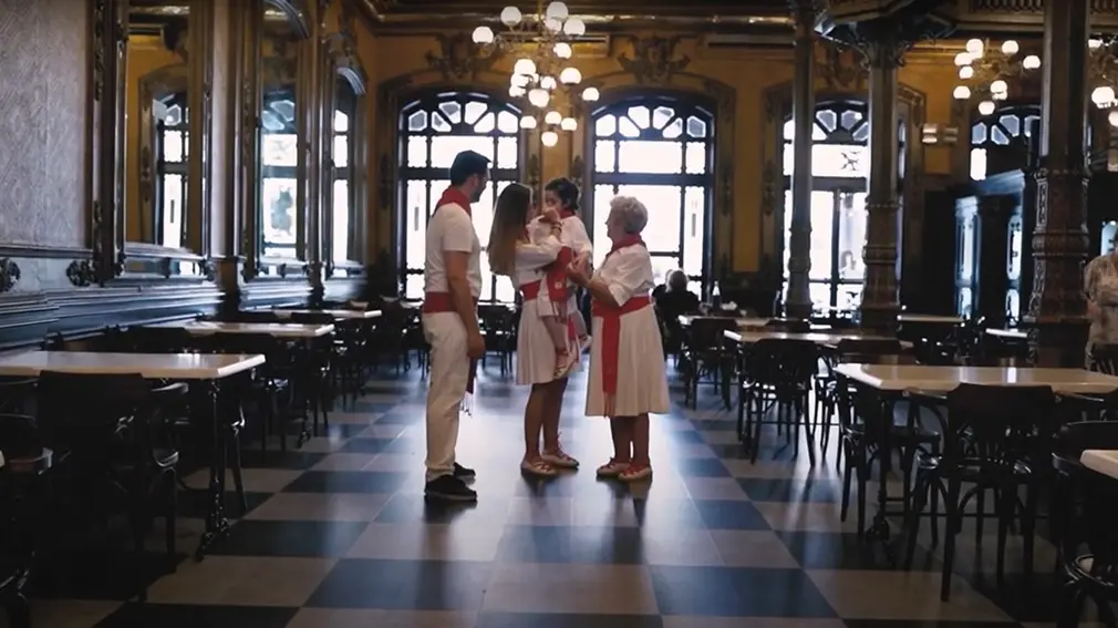 La Escuela de Jotas Irabia crea un vídeo cantando el Riau Riau por las calles de Pamplona