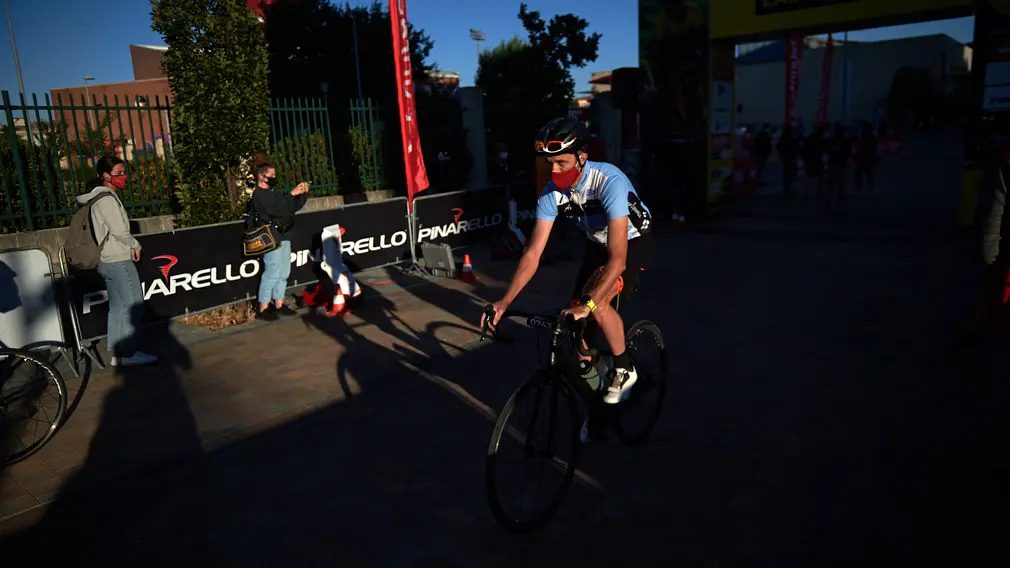 Salida de la marcha cicloturista La Indurain desde el polideportivo Hemanos Indurain de Villava. MIGUEL OSÉS
