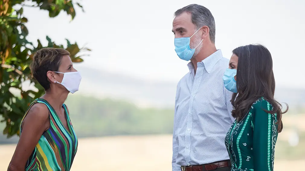 Los Reyes Don Felipe y Doña Letizia saludan a la presidenta del Gobierno de Navarra, Maria Chivite (i) a su llegada a la localidad navarra de Cizur Menor para visitar el centro de la Asociación de Parálisis Cerebral de Navarra (Aspace), en Cizur Menor, Navarra (España), a 27 de julio de 2020. La visita de los Reyes se enmarca en la gira que están llevando a cabo por las comunidades autónomas para reconocer el esfuerzo del conjunto de la sociedad española frente a la pandemia del Covid-19 y apoyar a distintos sectores sociales en la recuperación de la actividad.
27 JULIO 2020 MONARQUÍA;REALEZA;CASA REAL;REY;REINA
27/7/2020