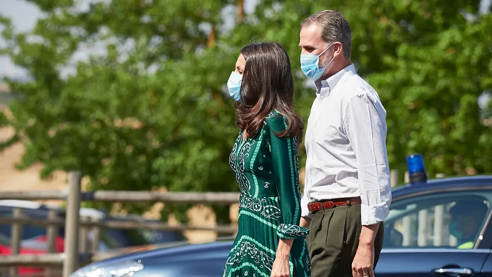 Los Reyes Don Felipe y Doña Letizia a su llegada a la localidad navarra de Cizur Menor para visitar el centro de la Asociación de Parálisis Cerebral de Navarra (Aspace), en Cizur Menor, Navarra (España), a 27 de julio de 2020. La visita de los Reyes se enmarca en la gira que están llevando a cabo por las comunidades autónomas para reconocer el esfuerzo del conjunto de la sociedad española frente a la pandemia del Covid-19 y apoyar a distintos sectores sociales en la recuperación de la actividad.
27 JULIO 2020 MONARQUÍA;REALEZA;CASA REAL;REY;REINA
27/7/2020