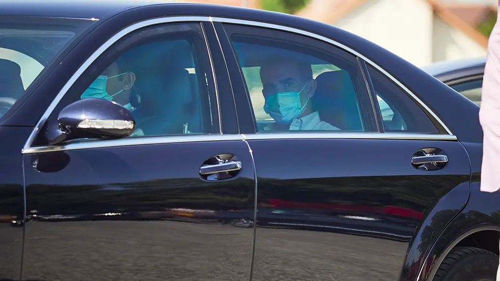 Los Reyes Don Felipe y Doña Letizia a su llegada en coche a la localidad navarra de Cizur Menor para visitar el centro de la Asociación de Parálisis Cerebral de Navarra (Aspace), en Cizur Menor, Navarra (España), a 27 de julio de 2020. La visita de los Reyes se enmarca en la gira que están llevando a cabo por las comunidades autónomas para reconocer el esfuerzo del conjunto de la sociedad española frente a la pandemia del Covid-19 y apoyar a distintos sectores sociales en la recuperación de la actividad.
27 JULIO 2020 MONARQUÍA;REALEZA;CASA REAL;REY;REINA
27/7/2020