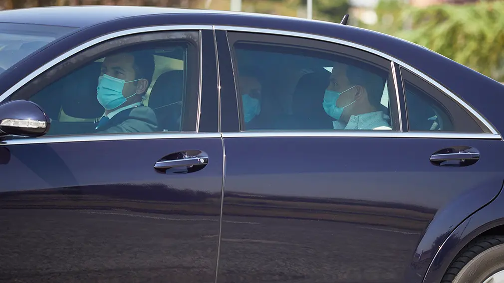 Los Reyes Don Felipe y Doña Letizia a su llegada en coche a la localidad navarra de Cizur Menor para visitar el centro de la Asociación de Parálisis Cerebral de Navarra (Aspace), en Cizur Menor, Navarra (España), a 27 de julio de 2020. La visita de los Reyes se enmarca en la gira que están llevando a cabo por las comunidades autónomas para reconocer el esfuerzo del conjunto de la sociedad española frente a la pandemia del Covid-19 y apoyar a distintos sectores sociales en la recuperación de la actividad.
27 JULIO 2020 MONARQUÍA;REALEZA;CASA REAL;REY;REINA
27/7/2020