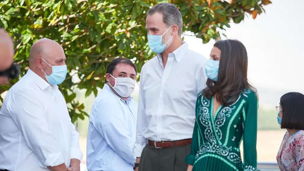 Los Reyes Don Felipe y Doña Letizia a su llegada a la localidad navarra de Cizur Menor para visitar el centro de la Asociación de Parálisis Cerebral de Navarra (Aspace), en Cizur Menor, Navarra (España), a 27 de julio de 2020. La visita de los Reyes se enmarca en la gira que están llevando a cabo por las comunidades autónomas para reconocer el esfuerzo del conjunto de la sociedad española frente a la pandemia del Covid-19 y apoyar a distintos sectores sociales en la recuperación de la actividad.
27 JULIO 2020 MONARQUÍA;REALEZA;CASA REAL;REY;REINA
27/7/2020