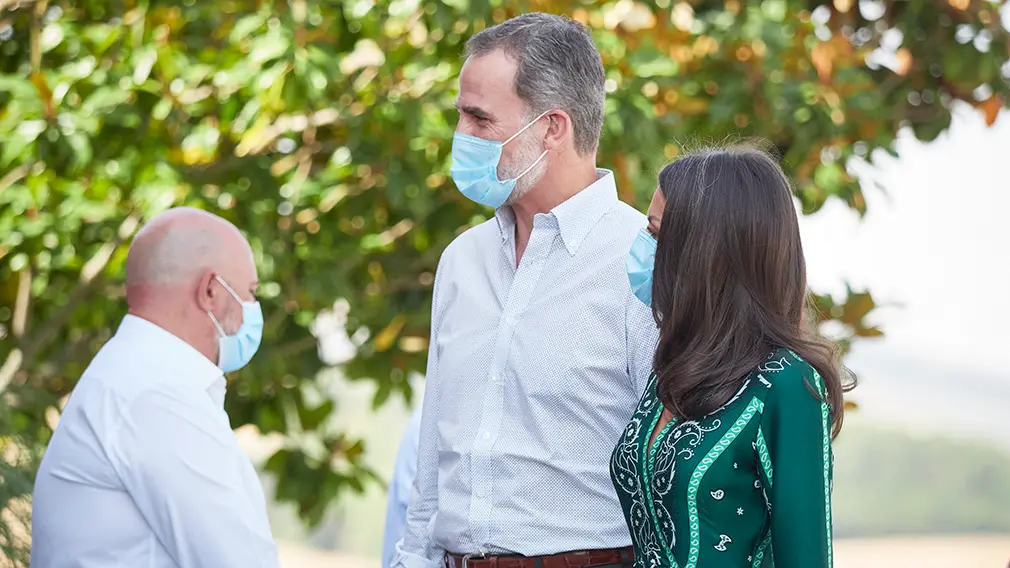 Los Reyes Don Felipe y Doña Letizia a su llegada a la localidad navarra de Cizur Menor para visitar el centro de la Asociación de Parálisis Cerebral de Navarra (Aspace), en Cizur Menor, Navarra (España), a 27 de julio de 2020. La visita de los Reyes se enmarca en la gira que están llevando a cabo por las comunidades autónomas para reconocer el esfuerzo del conjunto de la sociedad española frente a la pandemia del Covid-19 y apoyar a distintos sectores sociales en la recuperación de la actividad.
27 JULIO 2020 MONARQUÍA;REALEZA;CASA REAL;REY;REINA
27/7/2020