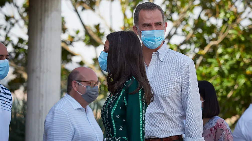 Los Reyes Don Felipe y Doña Letizia a su llegada a la localidad navarra de Cizur Menor para visitar el centro de la Asociación de Parálisis Cerebral de Navarra (Aspace), en Cizur Menor, Navarra (España), a 27 de julio de 2020. La visita de los Reyes se enmarca en la gira que están llevando a cabo por las comunidades autónomas para reconocer el esfuerzo del conjunto de la sociedad española frente a la pandemia del Covid-19 y apoyar a distintos sectores sociales en la recuperación de la actividad.
27 JULIO 2020 MONARQUÍA;REALEZA;CASA REAL;REY;REINA
27/7/2020