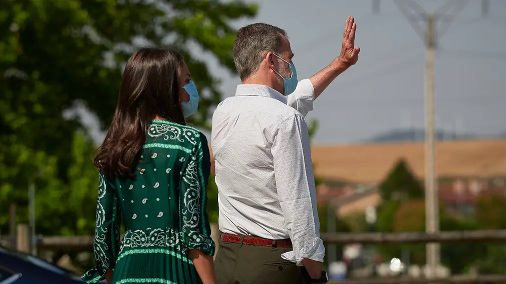 Los Reyes Don Felipe y Doña Letizia saludan a su llegada a la localidad navarra de Cizur Menor para visitar el centro de la Asociación de Parálisis Cerebral de Navarra (Aspace), en Cizur Menor, Navarra (España), a 27 de julio de 2020. La visita de los Reyes se enmarca en la gira que están llevando a cabo por las comunidades autónomas para reconocer el esfuerzo del conjunto de la sociedad española frente a la pandemia del Covid-19 y apoyar a distintos sectores sociales en la recuperación de la actividad.
27 JULIO 2020 MONARQUÍA;REALEZA;CASA REAL;REY;REINA
27/7/2020