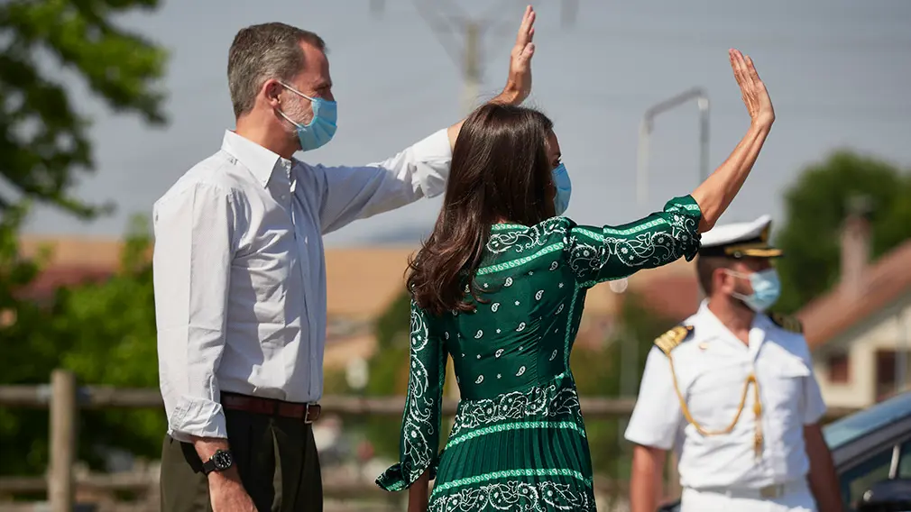Los Reyes Don Felipe y Doña Letizia saludan a su llegada a la localidad navarra de Cizur Menor para visitar el centro de la Asociación de Parálisis Cerebral de Navarra (Aspace), en Cizur Menor, Navarra (España), a 27 de julio de 2020. La visita de los Reyes se enmarca en la gira que están llevando a cabo por las comunidades autónomas para reconocer el esfuerzo del conjunto de la sociedad española frente a la pandemia del Covid-19 y apoyar a distintos sectores sociales en la recuperación de la actividad.
27 JULIO 2020 MONARQUÍA;REALEZA;CASA REAL;REY;REINA
27/7/2020