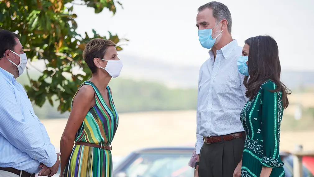 Los Reyes Don Felipe y Doña Letizia saludan a la presidenta del Gobierno de Navarra, Maria Chivite (2i) y al presidente del Parlamento foral, Unai Hualde (1i), a su llegada a la localidad navarra de Cizur Menor para visitar el centro de la Asociación de Parálisis Cerebral de Navarra (Aspace), en Cizur Menor, Navarra (España), a 27 de julio de 2020. La visita de los Reyes se enmarca en la gira que están llevando a cabo por las comunidades autónomas para reconocer el esfuerzo del conjunto de la sociedad española frente a la pandemia del Covid-19 y apoyar a distintos sectores sociales en la recuperación de la actividad.
27 JULIO 2020 MONARQUÍA;REALEZA;CASA REAL;REY;REINA
27/7/2020