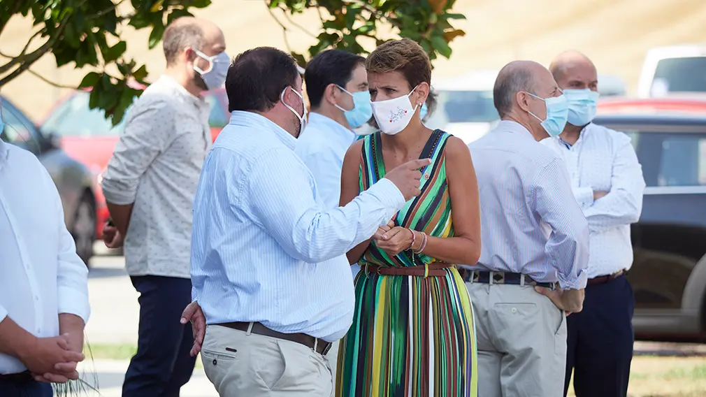 La presidenta del Gobierno de Navarra, María Chivite, habla con el presidente del Parlamento foral, Unai Hualde, a su llegada a la localidad navarra de Cizur Menor donde los Reyes Don Felipe y Doña Letizia van a visitar el centro de la Asociación de Parálisis Cerebral de Navarra (Aspace), en Cizur Menor, Navarra (España), a 27 de julio de 2020. La visita de los Reyes se enmarca en la gira que están llevando a cabo por las comunidades autónomas para reconocer el esfuerzo del conjunto de la sociedad española frente a la pandemia del Covid-19 y apoyar a distintos sectores sociales en la recuperación de la actividad.
27 JULIO 2020 MONARQUÍA;REALEZA;CASA REAL;REY;REINA
27/7/2020
