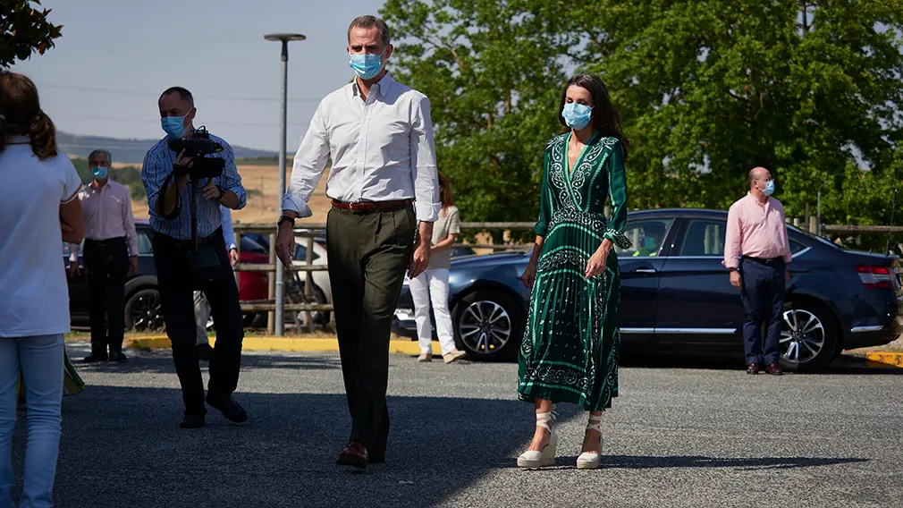 Los Reyes Don Felipe y Doña Letizia a su llegada para visitar el centro de la Asociación de Parálisis Cerebral de Navarra (Aspace), en Cizur Menor, Navarra (España), a 27 de julio de 2020. La visita de los Reyes se enmarca en la gira que están llevando a cabo por las comunidades autónomas para reconocer el esfuerzo del conjunto de la sociedad española frente a la pandemia del Covid-19 y apoyar a distintos sectores sociales en la recuperación de la actividad.
27 JULIO 2020 MONARQUÍA;REALEZA;CASA REAL;REY;REINA
27/7/2020