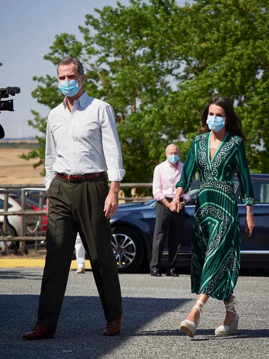 Los Reyes Don Felipe y Doña Letizia a su llegada para visitar el centro de la Asociación de Parálisis Cerebral de Navarra (Aspace), en Cizur Menor, Navarra (España), a 27 de julio de 2020. La visita de los Reyes se enmarca en la gira que están llevando a cabo por las comunidades autónomas para reconocer el esfuerzo del conjunto de la sociedad española frente a la pandemia del Covid-19 y apoyar a distintos sectores sociales en la recuperación de la actividad.
27 JULIO 2020 MONARQUÍA;REALEZA;CASA REAL;REY;REINA
27/7/2020