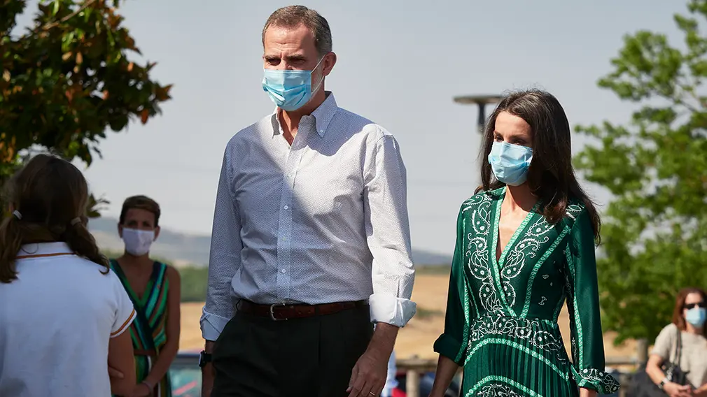 Los Reyes Don Felipe y Doña Letizia hablan con una niña que les ha recibido a su llegada para visitar el centro de la Asociación de Parálisis Cerebral de Navarra (Aspace), en Cizur Menor, Navarra (España), a 27 de julio de 2020. La visita de los Reyes se enmarca en la gira que están llevando a cabo por las comunidades autónomas para reconocer el esfuerzo del conjunto de la sociedad española frente a la pandemia del Covid-19 y apoyar a distintos sectores sociales en la recuperación de la actividad.
27 JULIO 2020 MONARQUÍA;REALEZA;CASA REAL;REY;REINA
27/7/2020