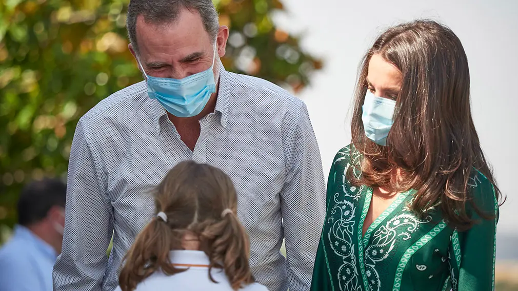 Los Reyes Don Felipe y Doña Letizia hablan con una niña que les ha recibido a su llegada para visitar el centro de la Asociación de Parálisis Cerebral de Navarra (Aspace), en Cizur Menor, Navarra (España), a 27 de julio de 2020. La visita de los Reyes se enmarca en la gira que están llevando a cabo por las comunidades autónomas para reconocer el esfuerzo del conjunto de la sociedad española frente a la pandemia del Covid-19 y apoyar a distintos sectores sociales en la recuperación de la actividad.
27 JULIO 2020 MONARQUÍA;REALEZA;CASA REAL;REY;REINA
27/7/2020