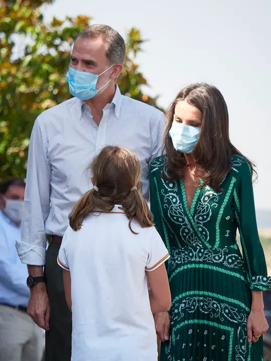 Los Reyes Don Felipe y Doña Letizia hablan con una niña que les ha recibido a su llegada para visitar el centro de la Asociación de Parálisis Cerebral de Navarra (Aspace), en Cizur Menor, Navarra (España), a 27 de julio de 2020. La visita de los Reyes se enmarca en la gira que están llevando a cabo por las comunidades autónomas para reconocer el esfuerzo del conjunto de la sociedad española frente a la pandemia del Covid-19 y apoyar a distintos sectores sociales en la recuperación de la actividad.
27 JULIO 2020 MONARQUÍA;REALEZA;CASA REAL;REY;REINA
27/7/2020