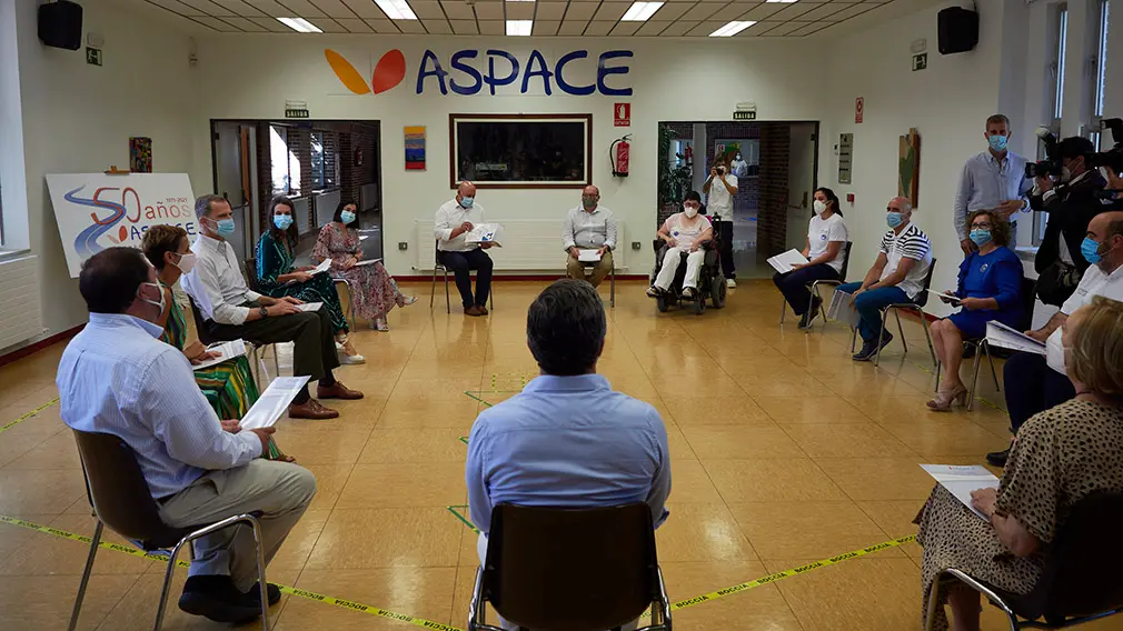 Los Reyes Don Felipe (3i) y Doña Letizia (4i) durante su visita al centro de la Asociación de Parálisis Cerebral de Navarra (Aspace), en Cizur Menor, Navarra (España), a 27 de julio de 2020. La visita de los Reyes se enmarca en la gira que están llevando a cabo por las comunidades autónomas para reconocer el esfuerzo del conjunto de la sociedad española frente a la pandemia del Covid-19 y apoyar a distintos sectores sociales en la recuperación de la actividad.
27 JULIO 2020 MONARQUÍA;REALEZA;CASA REAL;REY;REINA
27/7/2020