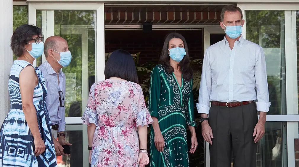 Los Reyes Don Felipe (1d) y Doña Letizia (2d), a su llegada para visitar el centro de la Asociación de Parálisis Cerebral de Navarra (Aspace), en Cizur Menor, Navarra (España), a 27 de julio de 2020. La visita de los Reyes se enmarca en la gira que están llevando a cabo por las comunidades autónomas para reconocer el esfuerzo del conjunto de la sociedad española frente a la pandemia del Covid-19 y apoyar a distintos sectores sociales en la recuperación de la actividad.
27 JULIO 2020 MONARQUÍA;REALEZA;CASA REAL;REY;REINA
27/7/2020