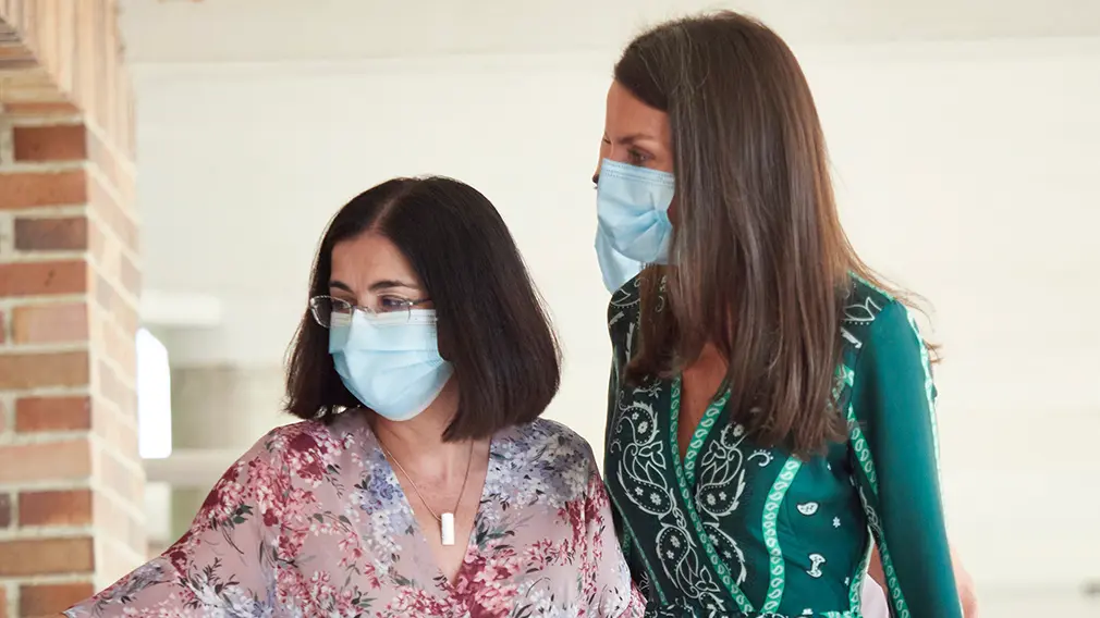 La Reina Doña Letizia (d), acompañada por la ministra de Política Territorial y Función Pública, Carolina Darias (i), durante su visita al centro de la Asociación de Parálisis Cerebral de Navarra (Aspace), en Cizur Menor, Navarra (España), a 27 de julio de 2020. La visita de los Reyes se enmarca en la gira que están llevando a cabo por las comunidades autónomas para reconocer el esfuerzo del conjunto de la sociedad española frente a la pandemia del Covid-19 y apoyar a distintos sectores sociales en la recuperación de la actividad.
27 JULIO 2020 MONARQUÍA;REALEZA;CASA REAL;REY;REINA
27/7/2020
