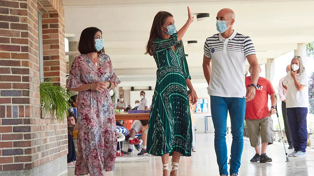 La Reina Doña Letizia (c), acompañada por la ministra de Política Territorial y Función Pública, Carolina Darias (i) y un trabajador de la Asociación de Parálisis Cerebral de Navarra (Aspace), durante su visita al centro de Aspace en Cizur Menor, Navarra (España), a 27 de julio de 2020. La visita de los Reyes se enmarca en la gira que están llevando a cabo por las comunidades autónomas para reconocer el esfuerzo del conjunto de la sociedad española frente a la pandemia del Covid-19 y apoyar a distintos sectores sociales en la recuperación de la actividad.
27 JULIO 2020 MONARQUÍA;REALEZA;CASA REAL;REY;REINA
27/7/2020