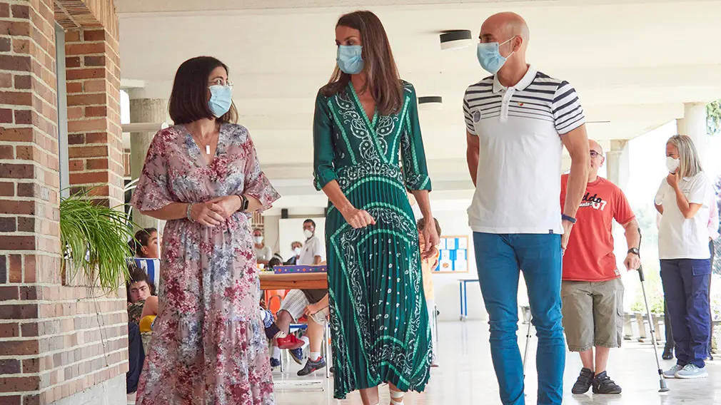 La Reina Doña Letizia (c), acompañada por la ministra de Política Territorial y Función Pública, Carolina Darias (i) y un trabajador de la Asociación de Parálisis Cerebral de Navarra (Aspace), durante su visita al centro de Aspace en Cizur Menor, Navarra (España), a 27 de julio de 2020. La visita de los Reyes se enmarca en la gira que están llevando a cabo por las comunidades autónomas para reconocer el esfuerzo del conjunto de la sociedad española frente a la pandemia del Covid-19 y apoyar a distintos sectores sociales en la recuperación de la actividad.
27 JULIO 2020 MONARQUÍA;REALEZA;CASA REAL;REY;REINA
27/7/2020