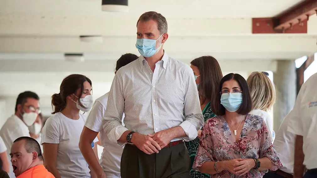 El Rey Don Felipe VI, acompañado por la ministra de Política Territorial y Función Pública, Carolina Darias, durante su visita al centro de la Asociación de Parálisis Cerebral de Navarra (Aspace), en Cizur Menor, Navarra (España), a 27 de julio de 2020. La visita de los Reyes se enmarca en la gira que están llevando a cabo por las comunidades autónomas para reconocer el esfuerzo del conjunto de la sociedad española frente a la pandemia del Covid-19 y apoyar a distintos sectores sociales en la recuperación de la actividad.
27 JULIO 2020 MONARQUÍA;REALEZA;CASA REAL;REY;REINA
27/7/2020
