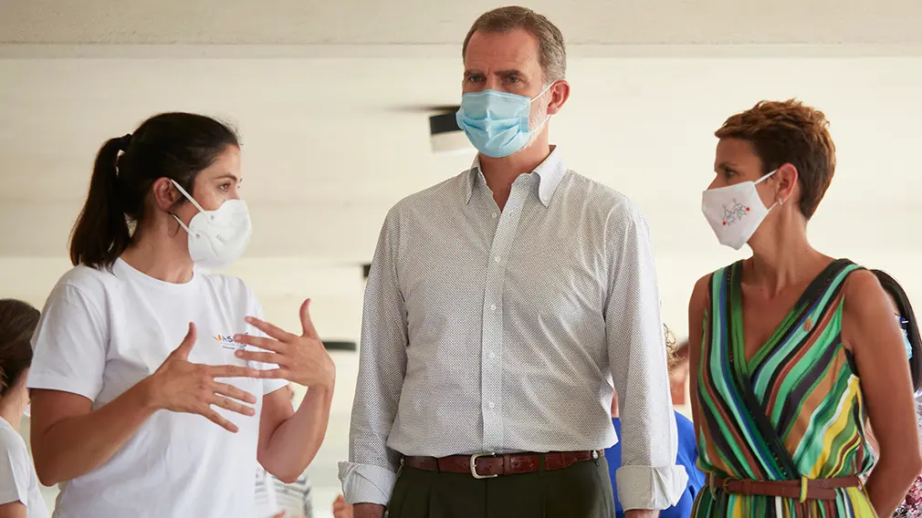 El Rey Don Felipe VI, acompañado por la presidenta del Gobierno de Navarra, María Chivite (d) y una trabajadora de la Asociación de Parálisis Cerebral de Navarra (Aspace), durante su visita al centro de Aspace en Cizur Menor, Navarra (España), a 27 de julio de 2020. La visita de los Reyes se enmarca en la gira que están llevando a cabo por las comunidades autónomas para reconocer el esfuerzo del conjunto de la sociedad española frente a la pandemia del Covid-19 y apoyar a distintos sectores sociales en la recuperación de la actividad., durante su visita al centro de la Asociación de Parálisis Cerebral de Navarra (Aspace), en Cizur Menor, Navarra (España), a 27 de julio de 2020. La visita de los Reyes se enmarca en la gira que están llevando a cabo por las comunidades autónomas para reconocer el esfuerzo del conjunto de la sociedad española frente a la pandemia del Covid-19 y apoyar a distintos sectores sociales en la recuperación de la actividad.
27 JULIO 2020 MONARQUÍA;REALEZA;CASA REAL;REY;REINA
27/7/2020