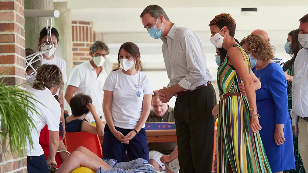El Rey Don Felipe VI, acompañado por la presidenta del Gobierno de Navarra, María Chivite (1d) y trabajadores de la Asociación de Parálisis Cerebral de Navarra (Aspace), durante su visita al centro de Aspace en Cizur Menor, Navarra (España), a 27 de julio de 2020. La visita de los Reyes se enmarca en la gira que están llevando a cabo por las comunidades autónomas para reconocer el esfuerzo del conjunto de la sociedad española frente a la pandemia del Covid-19 y apoyar a distintos sectores sociales en la recuperación de la actividad., durante su visita al centro de la Asociación de Parálisis Cerebral de Navarra (Aspace), en Cizur Menor, Navarra (España), a 27 de julio de 2020. La visita de los Reyes se enmarca en la gira que están llevando a cabo por las comunidades autónomas para reconocer el esfuerzo del conjunto de la sociedad española frente a la pandemia del Covid-19 y apoyar a distintos sectores sociales en la recuperación de la actividad.
27 JULIO 2020 MONARQUÍA;REALEZA;CASA REAL;REY;REINA
27/7/2020