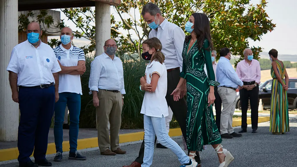 Los Reyes Don Felipe y Doña Letizia caminan con una niña que les ha recibido a su llegada para visitar el centro de la Asociación de Parálisis Cerebral de Navarra (Aspace), en Cizur Menor, Navarra (España), a 27 de julio de 2020. La visita de los Reyes se enmarca en la gira que están llevando a cabo por las comunidades autónomas para reconocer el esfuerzo del conjunto de la sociedad española frente a la pandemia del Covid-19 y apoyar a distintos sectores sociales en la recuperación de la actividad.
27 JULIO 2020 MONARQUÍA;REALEZA;CASA REAL;REY;REINA
27/7/2020