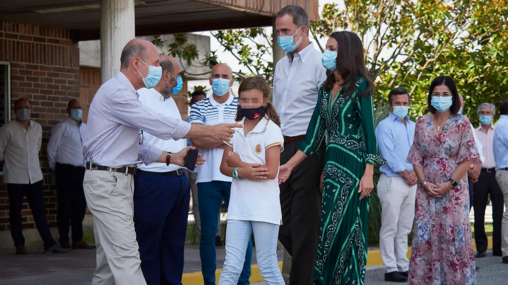 Los Reyes Don Felipe y Doña Letizia caminan con una niña que les ha recibido a su llegada para visitar el centro de la Asociación de Parálisis Cerebral de Navarra (Aspace), en Cizur Menor, Navarra (España), a 27 de julio de 2020. La visita de los Reyes se enmarca en la gira que están llevando a cabo por las comunidades autónomas para reconocer el esfuerzo del conjunto de la sociedad española frente a la pandemia del Covid-19 y apoyar a distintos sectores sociales en la recuperación de la actividad.
27 JULIO 2020 MONARQUÍA;REALEZA;CASA REAL;REY;REINA
27/7/2020