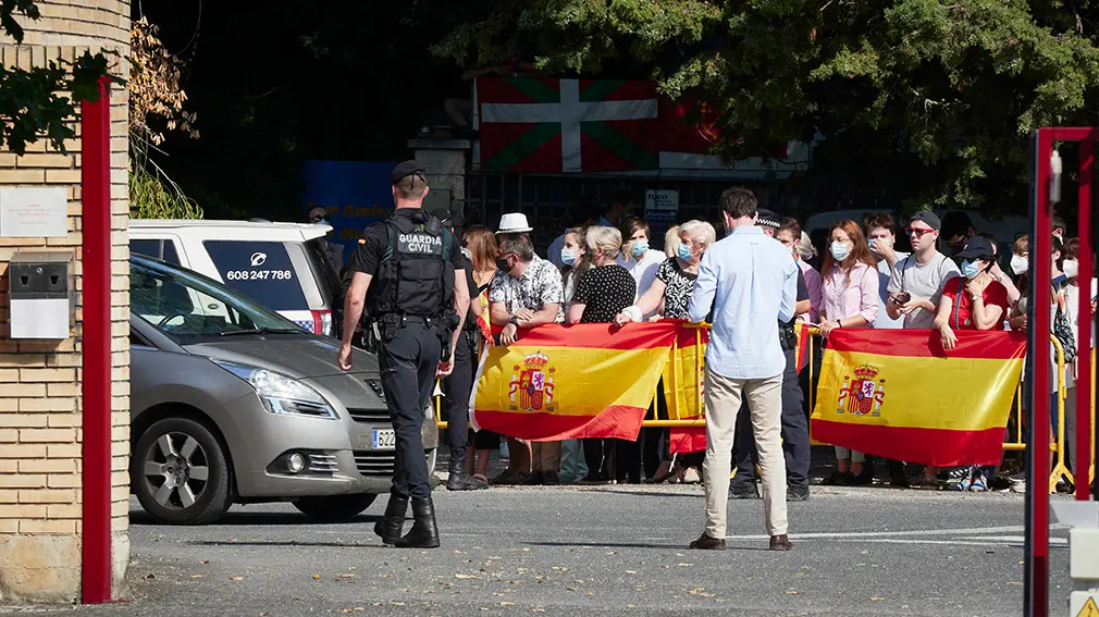 Una multitud con banderas de España espera para recibir a los Reyes Don Felipe y Doña Letizia antes de su visita al centro de la Asociación de Parálisis Cerebral de Navarra (Aspace), en Cizur Menor, Navarra (España), a 27 de julio de 2020. La visita de los Reyes se enmarca en la gira que están llevando a cabo por las comunidades autónomas para reconocer el esfuerzo del conjunto de la sociedad española frente a la pandemia del Covid-19 y apoyar a distintos sectores sociales en la recuperación de la actividad.
27 JULIO 2020 MONARQUÍA;REALEZA;CASA REAL;REY;REINA
27/7/2020