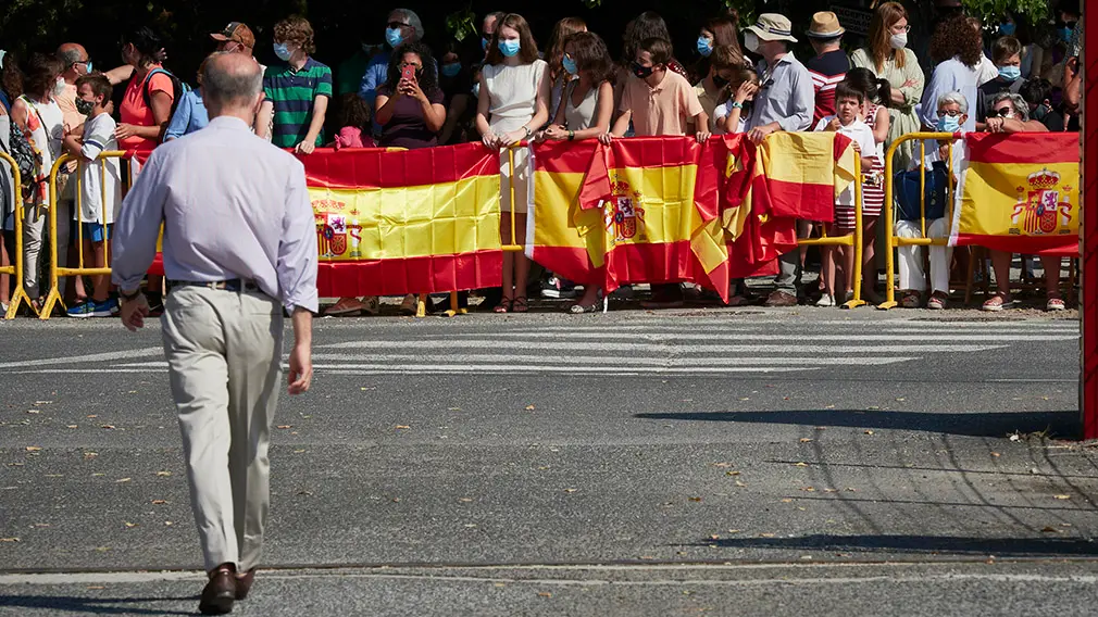 Una multitud con banderas de España espera para recibir a los Reyes Don Felipe y Doña Letizia antes de su visita al centro de la Asociación de Parálisis Cerebral de Navarra (Aspace), en Cizur Menor, Navarra (España), a 27 de julio de 2020. La visita de los Reyes se enmarca en la gira que están llevando a cabo por las comunidades autónomas para reconocer el esfuerzo del conjunto de la sociedad española frente a la pandemia del Covid-19 y apoyar a distintos sectores sociales en la recuperación de la actividad.
27 JULIO 2020 MONARQUÍA;REALEZA;CASA REAL;REY;REINA
27/7/2020