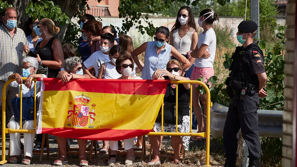 Una multitud con banderas de España espera para recibir a los Reyes Don Felipe y Doña Letizia antes de su visita al centro de la Asociación de Parálisis Cerebral de Navarra (Aspace), en Cizur Menor, Navarra (España), a 27 de julio de 2020. La visita de los Reyes se enmarca en la gira que están llevando a cabo por las comunidades autónomas para reconocer el esfuerzo del conjunto de la sociedad española frente a la pandemia del Covid-19 y apoyar a distintos sectores sociales en la recuperación de la actividad.
27 JULIO 2020 MONARQUÍA;REALEZA;CASA REAL;REY;REINA
27/7/2020