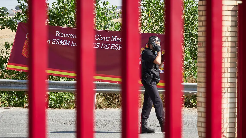 Un agente de la Guardia Civil habla por teléfono durante la visita de los Reyes Don Felipe y Doña Letizia al centro de la Asociación de Parálisis Cerebral de Navarra (Aspace), en Cizur Menor, Navarra (España), a 27 de julio de 2020. La visita de los Reyes se enmarca en la gira que están llevando a cabo por las comunidades autónomas para reconocer el esfuerzo del conjunto de la sociedad española frente a la pandemia del Covid-19 y apoyar a distintos sectores sociales en la recuperación de la actividad.
27 JULIO 2020 MONARQUÍA;REALEZA;CASA REAL;REY;REINA
27/7/2020