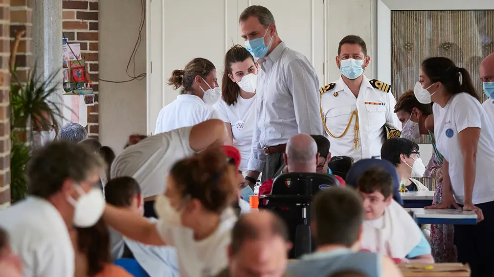 El Rey Don Felipe VI (c), durante su visita al centro de la Asociación de Parálisis Cerebral de Navarra (Aspace), en Cizur Menor, Navarra (España), a 27 de julio de 2020. La visita de los Reyes se enmarca en la gira que están llevando a cabo por las comunidades autónomas para reconocer el esfuerzo del conjunto de la sociedad española frente a la pandemia del Covid-19 y apoyar a distintos sectores sociales en la recuperación de la actividad.
27 JULIO 2020 MONARQUÍA;REALEZA;CASA REAL;REY;REINA
27/7/2020