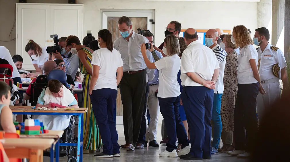 El Rey Don Felipe VI (c), durante su visita al centro de la Asociación de Parálisis Cerebral de Navarra (Aspace), en Cizur Menor, Navarra (España), a 27 de julio de 2020. La visita de los Reyes se enmarca en la gira que están llevando a cabo por las comunidades autónomas para reconocer el esfuerzo del conjunto de la sociedad española frente a la pandemia del Covid-19 y apoyar a distintos sectores sociales en la recuperación de la actividad.
27 JULIO 2020 MONARQUÍA;REALEZA;CASA REAL;REY;REINA
27/7/2020