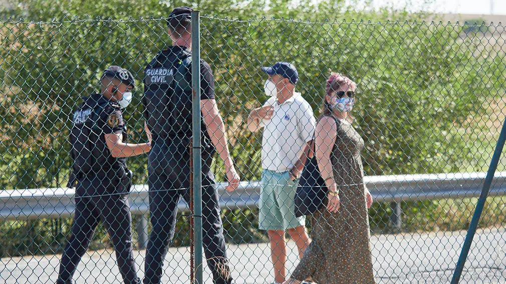 Agentes de la Guardia Civil identifican a varias personas que protestan por la visita de los Reyes a Navarra, durante la visita de Don Felipe VI y Doña Letizia al centro de la Asociación de Parálisis Cerebral de Navarra (Aspace), en Cizur Menor, Navarra (España), a 27 de julio de 2020. La visita de los Reyes se enmarca en la gira que están llevando a cabo por las comunidades autónomas para reconocer el esfuerzo del conjunto de la sociedad española frente a la pandemia del Covid-19 y apoyar a distintos sectores sociales en la recuperación de la actividad.
27 JULIO 2020 MONARQUÍA;REALEZA;CASA REAL;REY;REINA
27/7/2020