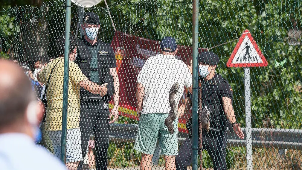 Agentes de la Guardia Civil identifican a varias personas que protestan por la visita de los Reyes a Navarra, durante la visita de Don Felipe VI y Doña Letizia al centro de la Asociación de Parálisis Cerebral de Navarra (Aspace), en Cizur Menor, Navarra (España), a 27 de julio de 2020. La visita de los Reyes se enmarca en la gira que están llevando a cabo por las comunidades autónomas para reconocer el esfuerzo del conjunto de la sociedad española frente a la pandemia del Covid-19 y apoyar a distintos sectores sociales en la recuperación de la actividad.
27 JULIO 2020 MONARQUÍA;REALEZA;CASA REAL;REY;REINA
27/7/2020