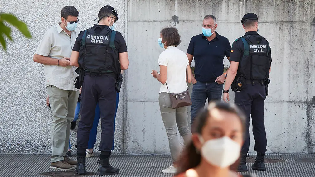 Agentes de la Guardia Civil identifican a varias personas que protestan por la visita de los Reyes a Navarra, durante la visita de Don Felipe VI y Doña Letizia al centro de la Asociación de Parálisis Cerebral de Navarra (Aspace), en Cizur Menor, Navarra (España), a 27 de julio de 2020. La visita de los Reyes se enmarca en la gira que están llevando a cabo por las comunidades autónomas para reconocer el esfuerzo del conjunto de la sociedad española frente a la pandemia del Covid-19 y apoyar a distintos sectores sociales en la recuperación de la actividad.
27 JULIO 2020 MONARQUÍA;REALEZA;CASA REAL;REY;REINA
27/7/2020