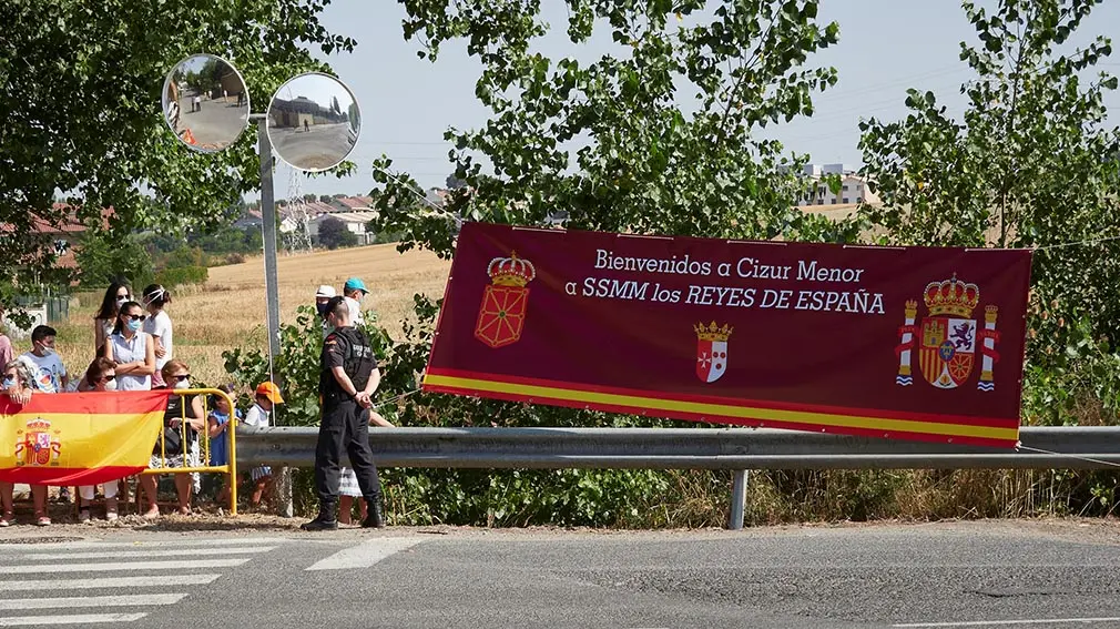 Cartel en el que se lee 'Bienvenidos a Cizur Menor a SSMM los Reyes de España', durante la visita de Don Felipe VI y Doña Letizia al centro de la Asociación de Parálisis Cerebral de Navarra (Aspace), en Cizur Menor, Navarra (España), a 27 de julio de 2020. La visita de los Reyes se enmarca en la gira que están llevando a cabo por las comunidades autónomas para reconocer el esfuerzo del conjunto de la sociedad española frente a la pandemia del Covid-19 y apoyar a distintos sectores sociales en la recuperación de la actividad.
27 JULIO 2020 MONARQUÍA;REALEZA;CASA REAL;REY;REINA
27/7/2020