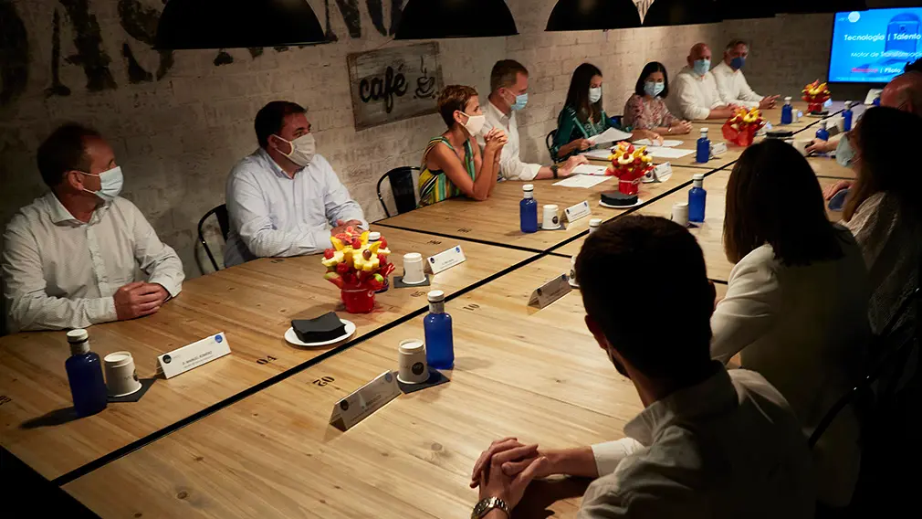 Los Reyes Don Felipe (4i) y Doña Letizia (5i), acompañados por la ministra de Política Territorial y Función Pública, Carolina Darias (3d); la presidenta del Gobierno de Navarra, María Chivite (3i); el presidente del Parlamento foral, Unai Hualde (2i); y el delegado del Gobierno de Navarra, Juan Luis Arasti (2d), entre otras personalidades, durante su visita a la empresa tecnológica das-Nano/Veridas, en Tajonar, Navarra (España), a 27 de julio de 2020. La visita de los Reyes se enmarca en la gira que están llevando a cabo por las comunidades autónomas para reconocer el esfuerzo del conjunto de la sociedad española frente a la pandemia del Covid-19 y apoyar a distintos sectores sociales en la recuperación de la actividad.
27 JULIO 2020 MONARQUÍA;REALEZA;CASA REAL;REY;REINA
27/7/2020