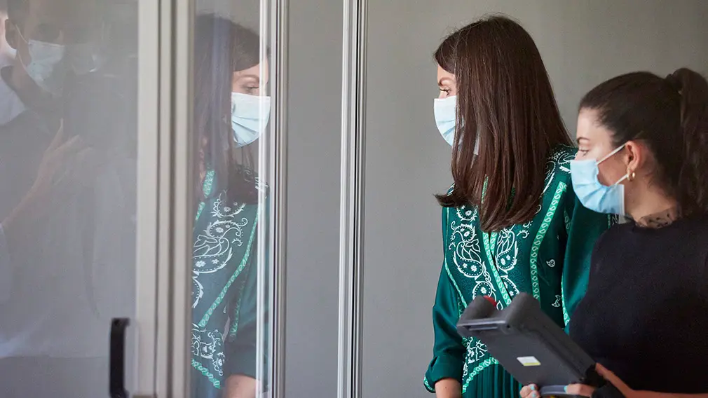 La Reina Doña Letizia (1i), durante su visita a la empresa tecnológica das-Nano/Veridas, en Tajonar, Navarra (España), a 27 de julio de 2020. La visita de los Reyes se enmarca en la gira que están llevando a cabo por las comunidades autónomas para reconocer el esfuerzo del conjunto de la sociedad española frente a la pandemia del Covid-19 y apoyar a distintos sectores sociales en la recuperación de la actividad.
27 JULIO 2020 MONARQUÍA;REALEZA;CASA REAL;REY;REINA
27/7/2020