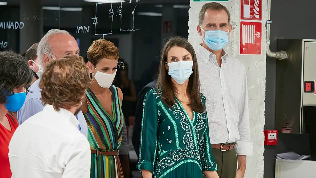 El Rey Don Felipe (1d) y la Reina Doña Letizia (2d), acompañados por la presidenta del Gobierno de Navarra, María Chivite (3d), durante su visita a la empresa tecnológica das-Nano/Veridas, en Tajonar, Navarra (España), a 27 de julio de 2020. La visita de los Reyes se enmarca en la gira que están llevando a cabo por las comunidades autónomas para reconocer el esfuerzo del conjunto de la sociedad española frente a la pandemia del Covid-19 y apoyar a distintos sectores sociales en la recuperación de la actividad.
27 JULIO 2020 MONARQUÍA;REALEZA;CASA REAL;REY;REINA
27/7/2020