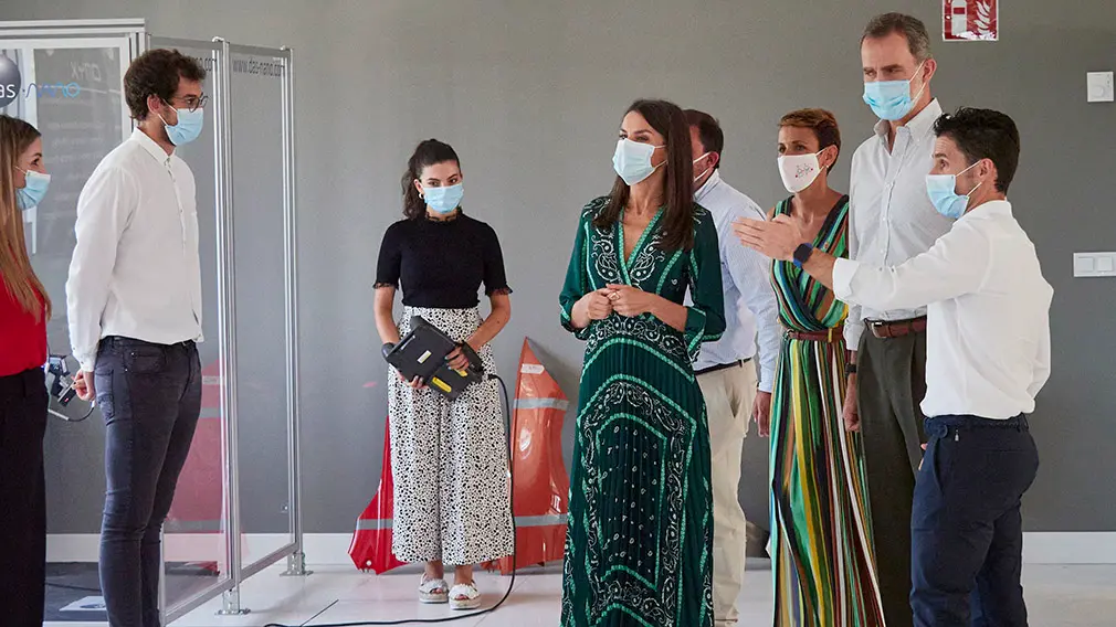 El Rey Don Felipe (2d) y la Reina Doña Letizia (4d), acompañados por la presidenta del Gobierno de Navarra, María Chivite (3d), durante su visita a la empresa tecnológica das-Nano/Veridas, en Tajonar, Navarra (España), a 27 de julio de 2020. La visita de los Reyes se enmarca en la gira que están llevando a cabo por las comunidades autónomas para reconocer el esfuerzo del conjunto de la sociedad española frente a la pandemia del Covid-19 y apoyar a distintos sectores sociales en la recuperación de la actividad.
27 JULIO 2020 MONARQUÍA;REALEZA;CASA REAL;REY;REINA
27/7/2020