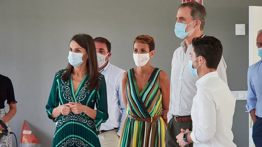 El Rey Don Felipe (2d) y la Reina Doña Letizia (1i), acompañados por la presidenta del Gobierno de Navarra, María Chivite (3i), durante su visita a la empresa tecnológica das-Nano/Veridas, en Tajonar, Navarra (España), a 27 de julio de 2020. La visita de los Reyes se enmarca en la gira que están llevando a cabo por las comunidades autónomas para reconocer el esfuerzo del conjunto de la sociedad española frente a la pandemia del Covid-19 y apoyar a distintos sectores sociales en la recuperación de la actividad.
27 JULIO 2020 MONARQUÍA;REALEZA;CASA REAL;REY;REINA
27/7/2020