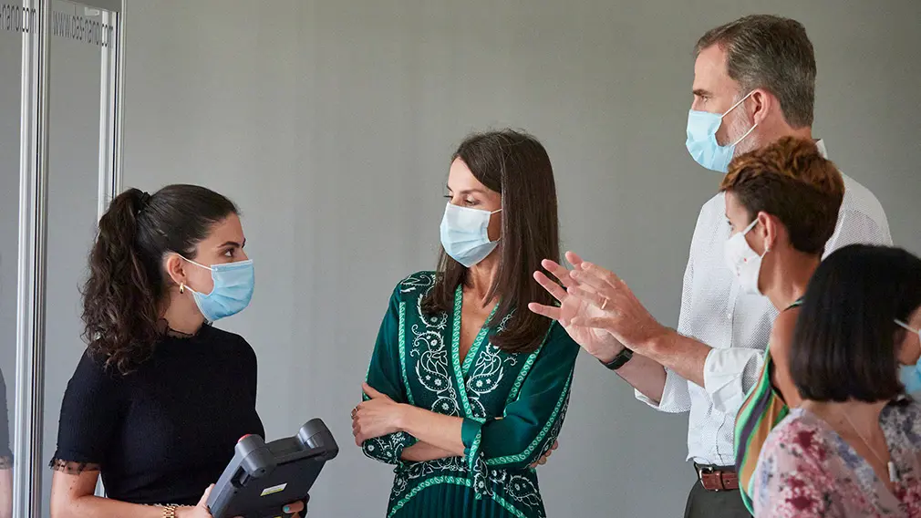El Rey Don Felipe (3i) y la Reina Doña Letizia (2i), acompañados por la presidenta del Gobierno de Navarra, María Chivite (4i), durante su visita a la empresa tecnológica das-Nano/Veridas, en Tajonar, Navarra (España), a 27 de julio de 2020. La visita de los Reyes se enmarca en la gira que están llevando a cabo por las comunidades autónomas para reconocer el esfuerzo del conjunto de la sociedad española frente a la pandemia del Covid-19 y apoyar a distintos sectores sociales en la recuperación de la actividad.
27 JULIO 2020 MONARQUÍA;REALEZA;CASA REAL;REY;REINA
27/7/2020